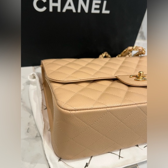 CHANEL Jumbo Beige Quilted Shoulder Bag - Picture 5 of 16